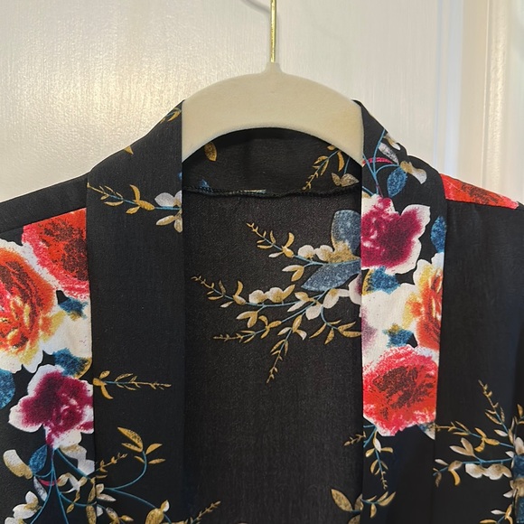 Polyester shrug size M/L NWOT - Picture 2 of 5